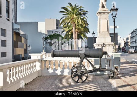 Gibraltar Straße mit alten Kanonen geschmückt Stockfoto