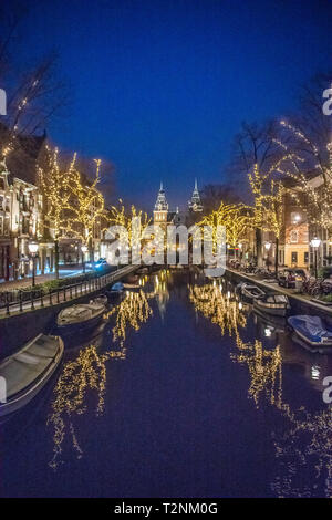 Schöne beleuchtete Bäume säumen die Gracht in Amsterdam das "Venedig des Nordens", die sich auf eine niederländische Geschichte museum Rijksmuseum in Amsterdam, Net führt Stockfoto