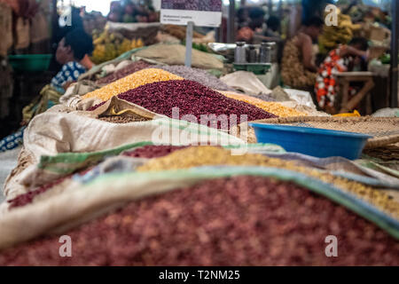 Getrocknete Bohnen zu verkaufen, Kimironko Markt, Kigali, Ruanda Stockfoto