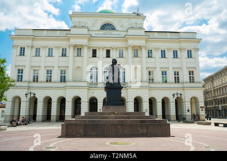 Staszic Palace. Kopernikus Statue steht vor der Societas Scientiarum Varsoviensis oder der Polnischen Akademie der Wissenschaften in Warschau, Polen Stockfoto