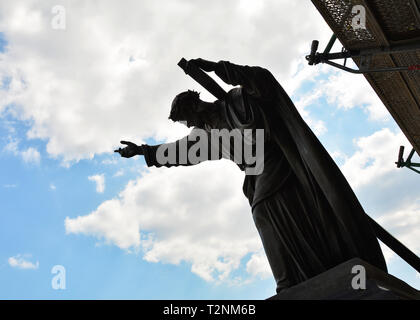 Silhouette Skulptur von Christus sein Kreuz, Heilig-Kreuz-Kirche, Warschau, Polen Stockfoto