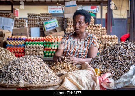 Frau Verkauf von getrockneten Fisch, Kimironko Markt, Kigali, Ruanda Stockfoto