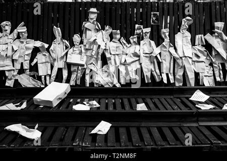 "Die letzte Straße "Outdoor Ausstellung von Bogusław Lustyk in Warschau, ein Tribut an Janusz Korczak und seine Kinder in Warschau, Polen Stockfoto