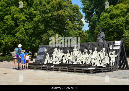 "Die letzte Straße "Outdoor Ausstellung von Bogusław Lustyk in Warschau, ein Tribut an Janusz Korczak und seine Kinder in Warschau, Polen Stockfoto