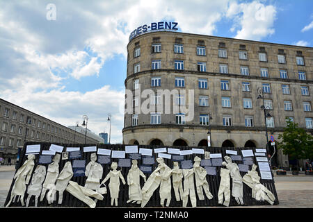 "Die letzte Straße "Outdoor Ausstellung von Bogusław Lustyk in Warschau, ein Tribut an Janusz Korczak und seine Kinder in Warschau, Polen Stockfoto