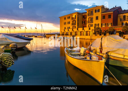 Ansicht der italienischen Stadt Sirmione, Gardasee, Italien Stockfoto