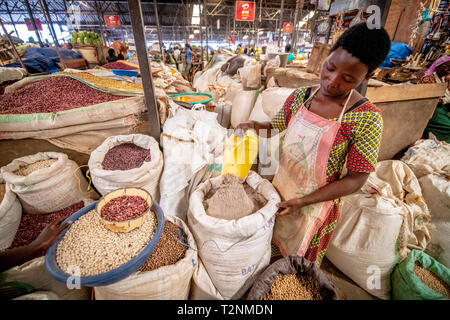 Getrocknete Bohnen zum Verkauf Kimironko Markt, Kigali, Ruanda Stockfoto