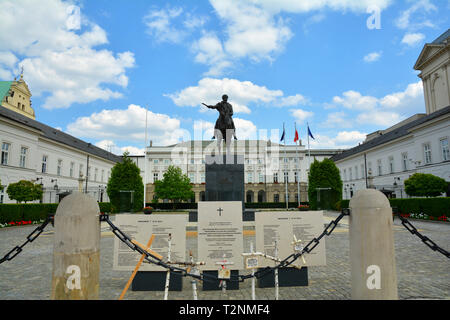 Polnische Präsidentenpalast in Warschau mit Statue von Fürst Józef Poniatowski in der Krakowskie Przedmiescie Straße in Warschau, Polen. Stockfoto