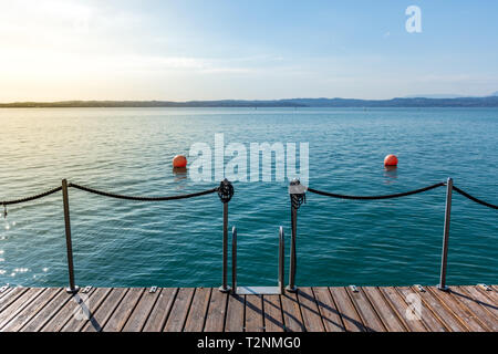 Holzsteg am Gardasee in der Nähe von Stadt Sirmione, Italien Stockfoto