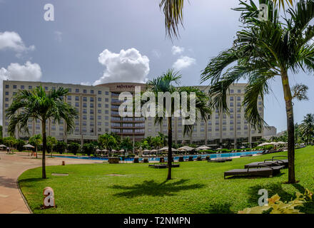 ACCRA, GHANA - 12. APRIL 2018: Luxus Mövenpick Ambassador Hotel im Zentrum von Accra mit seinen schönen Pool und Garten, ideal zum Entspannen Stockfoto