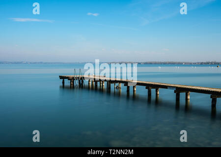 Holzsteg am Gardasee in der Nähe von Stadt Sirmione, Italien Stockfoto