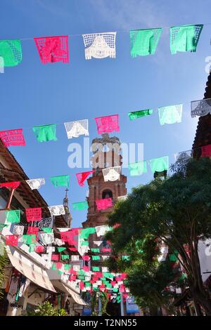 PUERTO VALLARTA, Mexiko - 9 Dec 2018 - Blick auf farbenfrohe mexikanische Papierfahnen über den Malecon Promenade von Puerto Vallarta, Jalisco, Mexiko. Stockfoto