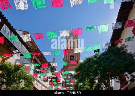 PUERTO VALLARTA, Mexiko - 9 Dec 2018 - Blick auf farbenfrohe mexikanische Papierfahnen über den Malecon Promenade von Puerto Vallarta, Jalisco, Mexiko. Stockfoto