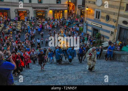 Prozession mit der Statue der Madonna, Amalfi, Italien Stockfoto