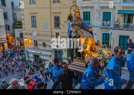 Prozession mit der Statue der Madonna, Amalfi, Italien Stockfoto