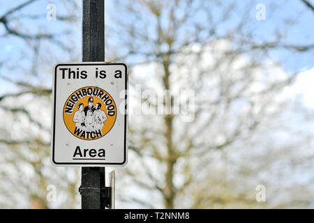 Neighborhood Watch Bereich in einer Wohnstraße in Warwick, Warwickshire, April 2, 2019. Stockfoto