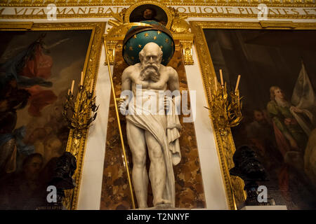 Warschau, Polen - 29. Juni 2018. Innenraum der Königlichen Schloss in der Altstadt, Warschau, Polen. Skulptur des Griechischen Gott Atlas. Stockfoto