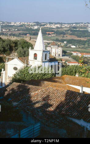 Der Turm der Kirche Igreja de Santa Maria Obidos Portugal Estremadura Stockfoto