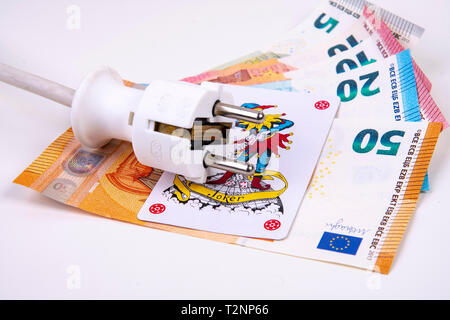 Elektrischen Stecker mit Joker Karte und Euro-banknoten Stockfoto