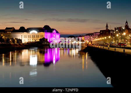 Grand Casino von Deauville, Frankreich in der Dämmerung Stockfoto