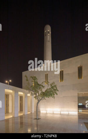 Innenhof und Minarett, Msheireb Jumaa Moschee, Doha, Qatar Stockfoto