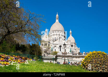 Die Basilika Sacré-coeur, oder die Basilika des Heiligen Herzen von Paris oder Sacré-Coeur, Paris, Frankreich im Frühjahr Stockfoto