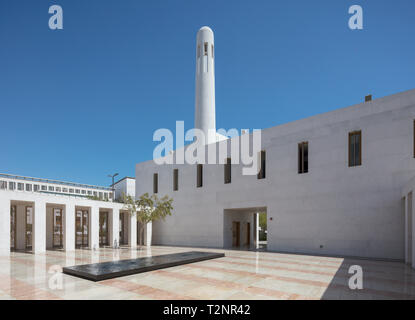 Innenhof und Minarett, Moschee, Msheireb Jumaa, Doha, Qatar Stockfoto