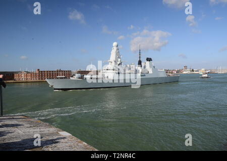 HMS Duncan037 verlassen Portsmouth Stockfoto