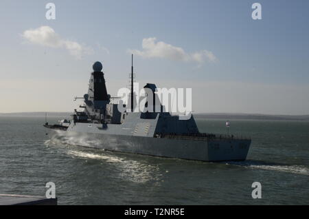 HMS Duncan037 verlassen Portsmouth Stockfoto