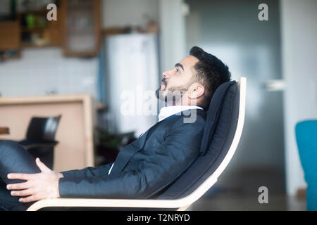Geschäftsmann zu Hause entspannen Stockfoto