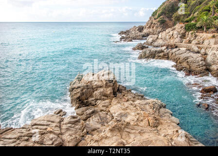 Die Felsen an der Küste von Lloret de Mar, in einem wunderschönen Sommertag, Costa Brava, Katalonien Stockfoto