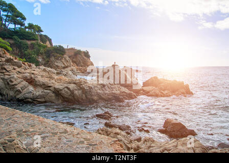 Die Felsen an der Küste von Lloret de Mar, in einem wunderschönen Sommertag, Costa Brava, Katalonien Stockfoto