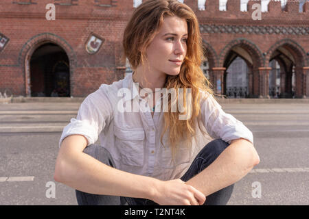 Junge Frau ruht auf Oberbaumbrücke in Stadt, Berlin, Deutschland Stockfoto