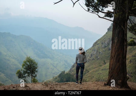 Frau genießen Blick auf Hügel, Ella, Uva, Sri Lanka Stockfoto