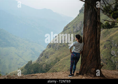 Frau genießen Blick auf Hügel, Ella, Uva, Sri Lanka Stockfoto