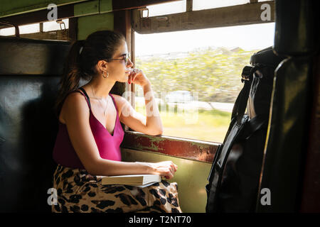 Frau auf dem lokalen Zug, Galle, Südküste, Sri Lanka Stockfoto