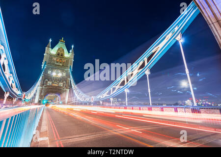 Lange Belichtung von der Tower Bridge bei Nacht mit hellen Streifen von Verkehr, City of London, Großbritannien