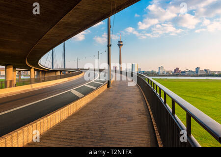 Düsseldorf Deutschland Skyline als Rampe von einer Brücke über den Rhein gesehen Stockfoto