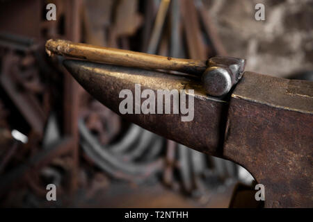 Hammer auf dem Amboss in der Schmiede workshop Stockfoto