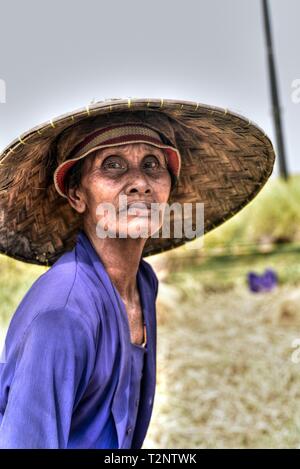 BALI - Indonesien/06.08.2018: Porträt der indonesische Frau Bauer arbeiten in Jatiluwih Reis Terrassen für Reisanbau auf Bali, Indonesien Stockfoto