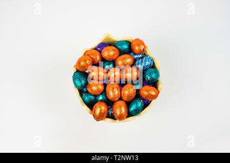 Schokolade Ostern Eier in einer Schüssel, Ansicht von oben Stockfoto