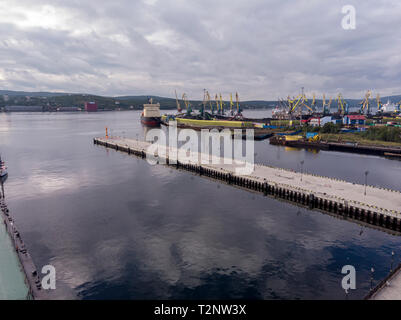 Blick auf den Hafen Kräne von der Drohne Stockfoto