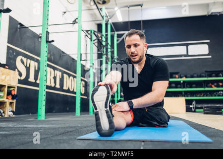 Menschen mit Behinderung Stretching in der Turnhalle Stockfoto