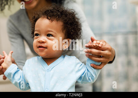 Mischlinge Mutter mit Baby Sohn im Wohnzimmer spielen Stockfoto