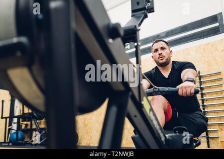 Menschen mit einer Behinderung mit Rudergerät in der Turnhalle Stockfoto