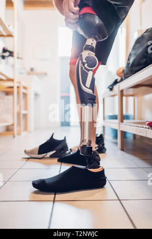 Mann mit Prothese in der Turnhalle Umkleideraum Stockfoto