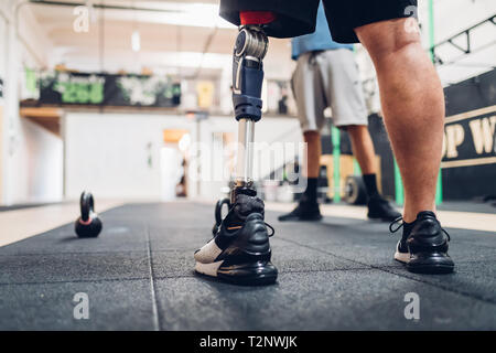 Mann mit beinprothese und Freund in der Turnhalle Stockfoto