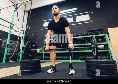 Mann mit beinprothese Krafttraining in der Turnhalle Stockfoto