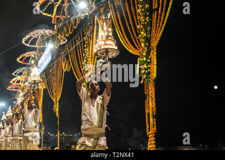 Hindu Priester führen Rituale während des abendlichen Ganga Seva Nidhi, einem religiösen hinduistischen Zeremonie, die zweimal täglich stattfindet. Stockfoto