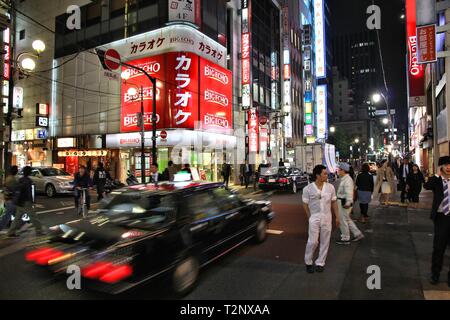 TOKYO, Japan - 13. APRIL 2012: die Menschen besuchen Yaesu Nachbarschaft in Tokio. Tokyo ist die Hauptstadt von Japan, 35 Millionen Menschen in der Stadt leben. Stockfoto